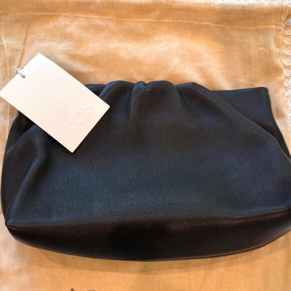 🆕 COS Gathered Leather Clutch Bag - Black NWT - Picture 2 of 9